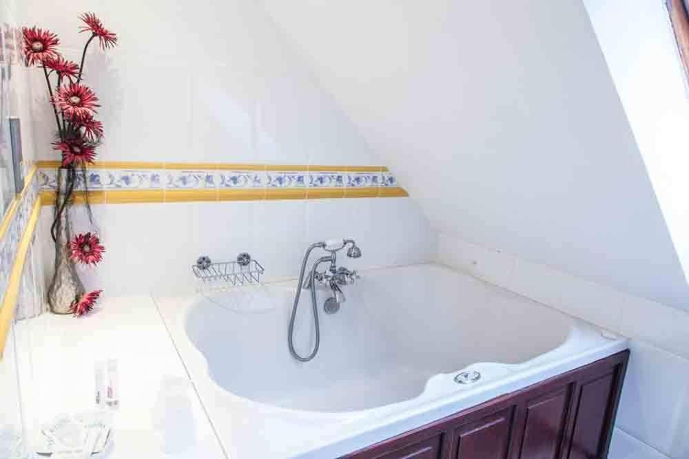 Little Red Rooster Rest Hotell Tenby Rom bilde